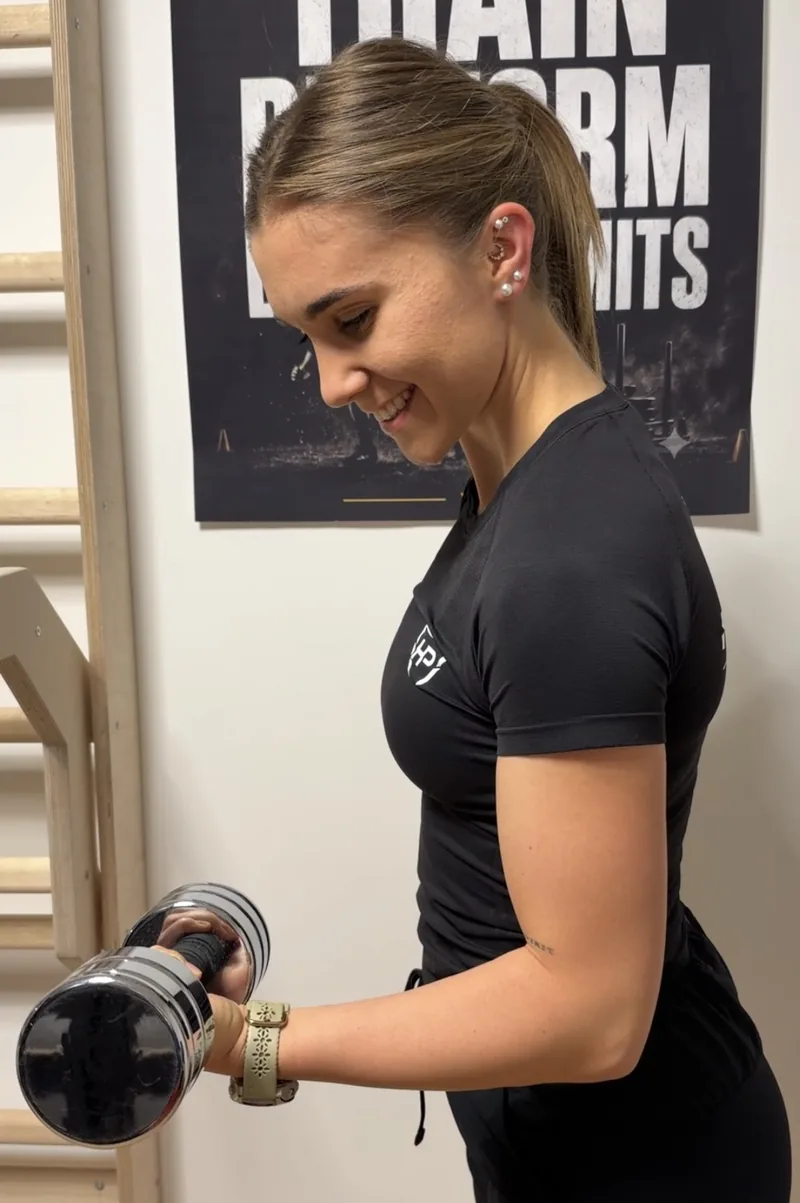 Johanna Hauhart beim Training mit der Kurzhantel